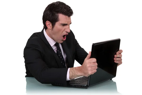 Dühös ember előtt a laptop sikoltozik — Stock Fotó