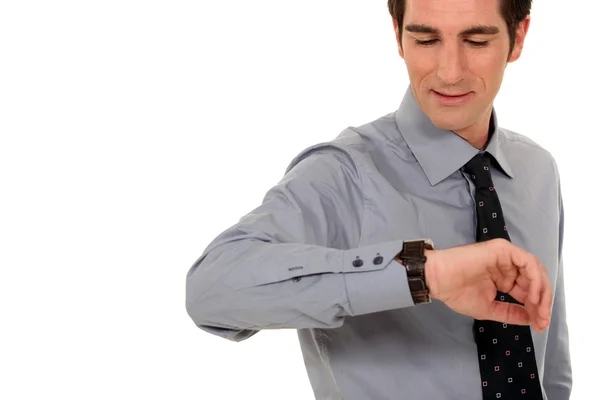Selbstbewusster Geschäftsmann, der auf seine Uhr schaut — Stockfoto