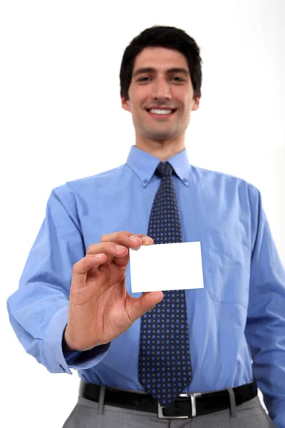 Empresário com sorriso de dente mostrando cartão de visita — Fotografia de Stock