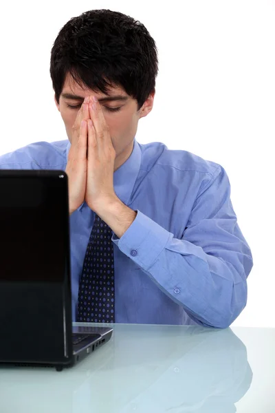 Ung affärsman med laptop såg trött — Stockfoto