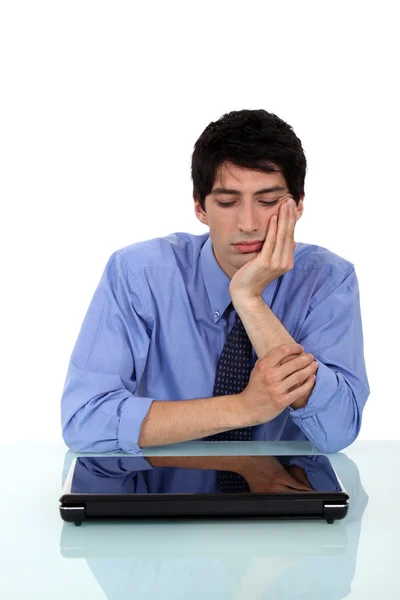 Homem entediado sentou-se por laptop fechado — Fotografia de Stock
