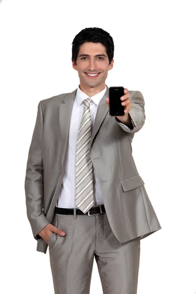 Executivo exibindo telefone móvel — Fotografia de Stock