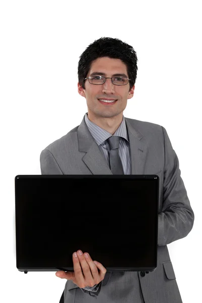 Brildragende zakenman bedrijf laptop — Stockfoto