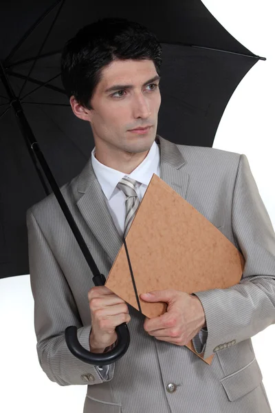 Uomo con ombrello e cartella sotto il braccio — Foto Stock