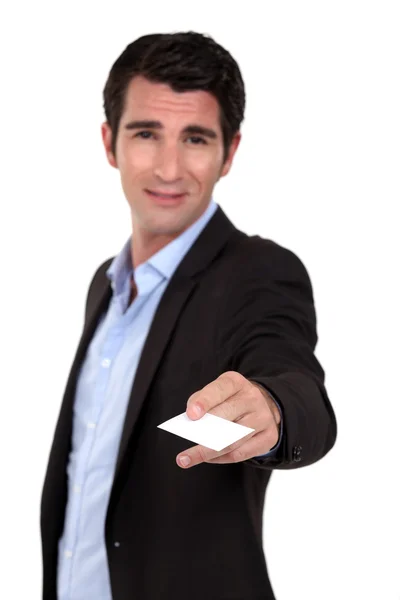Άτομο σε ένα κοστούμι που δίνει επαγγελματική κάρτα — Φωτογραφία Αρχείου