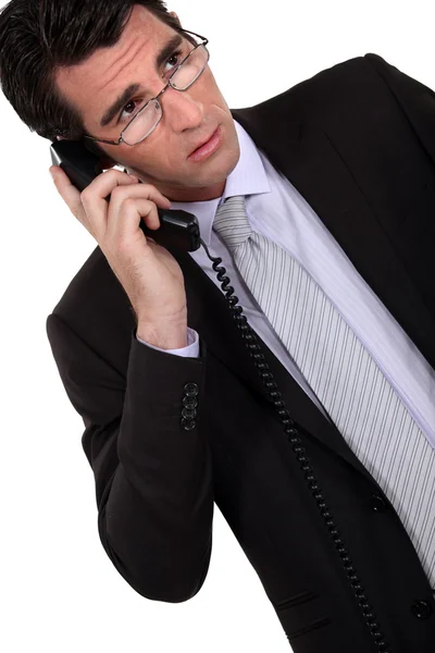 Занепокоєний бізнесмен розмовляє по телефону — стокове фото