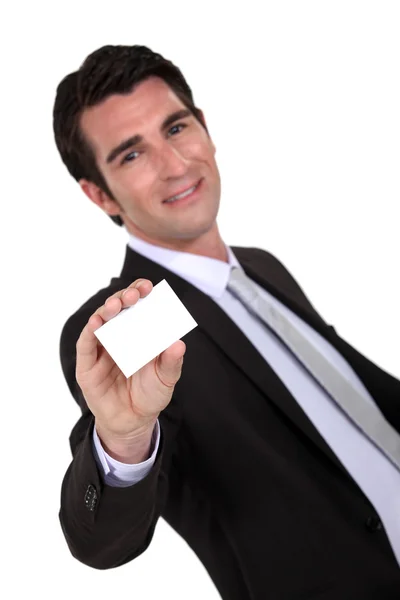 Empresário apresentando seu cartão — Fotografia de Stock