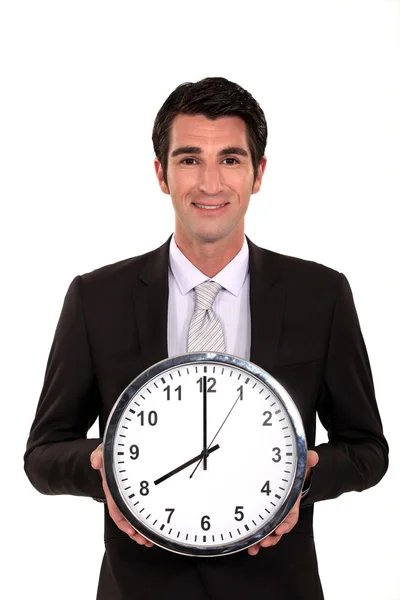 Homme d'affaires heureux tenant une grande horloge — Photo