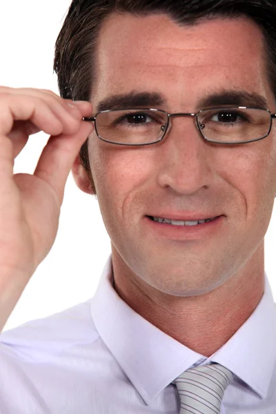 Hombre ajustando sus gafas . — Foto de Stock