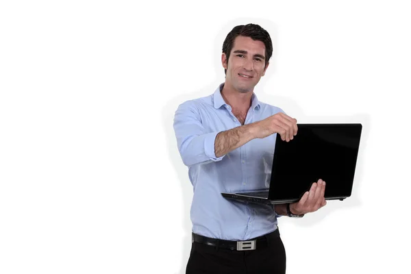 Affärsman står med laptop — Stockfoto