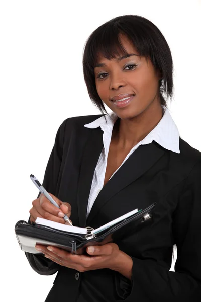 Een Afro-Amerikaanse zakenvrouw met een planner. — Stockfoto