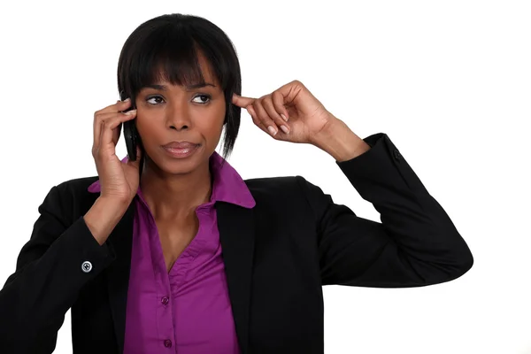 Kvinna sätta fingret i örat under samtal — Stockfoto