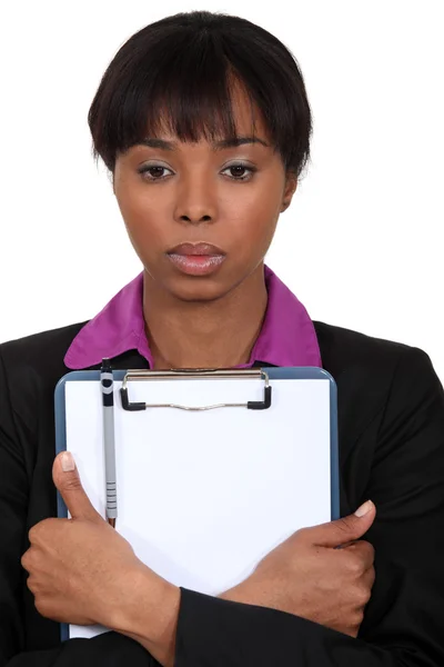 Empresária afro-americana segurando um bloco de notas — Fotografia de Stock