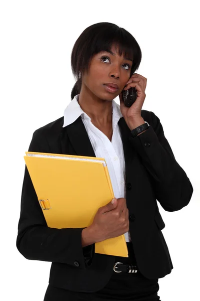 Afro-American businesswoman talking on her cell — Stock Photo, Image