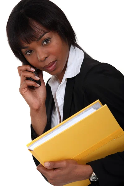 Vrouwelijke advocaat met documenten en mobiele — Stockfoto
