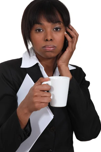 Affärskvinna på telefonen med en kopp te — Stockfoto