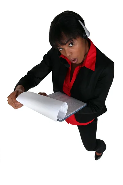 Geschäftsfrau schockiert über Dokument — Stockfoto