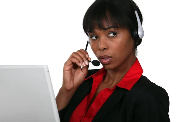 Αφρο-αμερικανικό επιχειρηματίας με το ακουστικό στο κεφάλι της — Φωτογραφία Αρχείου
