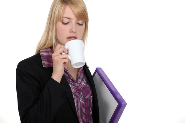 Blond worker carrying folder and coffee — Stock Photo, Image