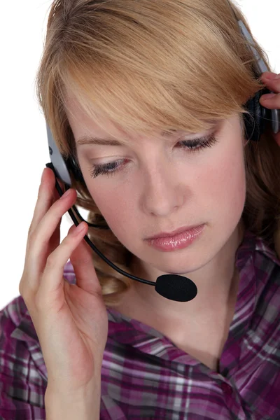 Blond kobieta sobie słuchawki z mikrofonem — Zdjęcie stockowe