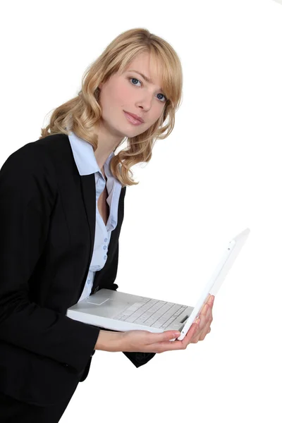 Mulher loira segurando laptop — Fotografia de Stock