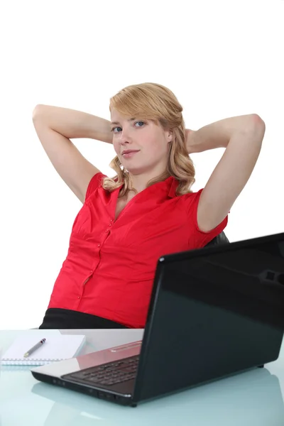 Blond kvinna tar en paus från office tullar — Stockfoto