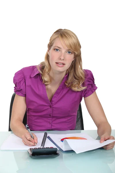 Mulher escrevendo um relatório de negócios — Fotografia de Stock