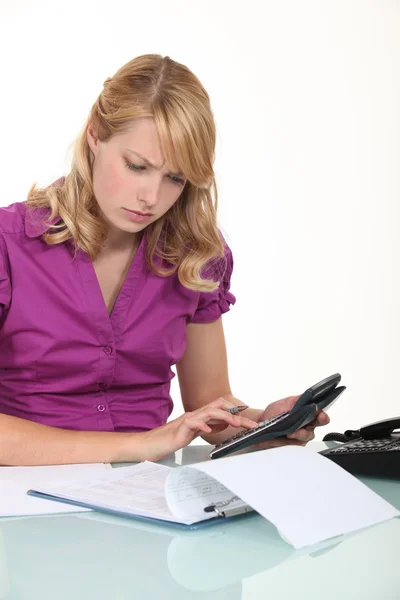 Jeune femme d'affaires avec calculatrice regardant concentré — Photo