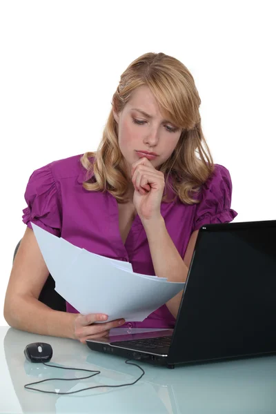 Kobieta koncentrując się podczas czytania dokumentu — Zdjęcie stockowe
