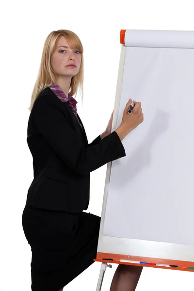 Empresária escrevendo com um marcador em um quadro — Fotografia de Stock