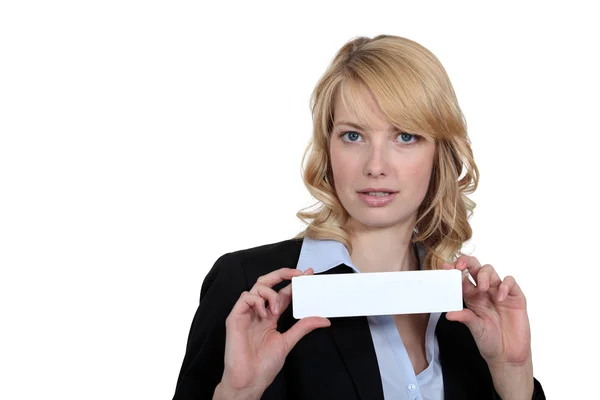 Businesswoman holding up a blank card — Stock Photo, Image