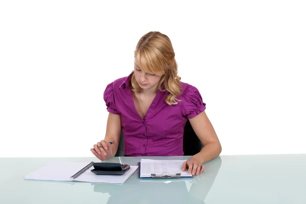 Kobieta za pomocą kalkulatora w pracy — Zdjęcie stockowe