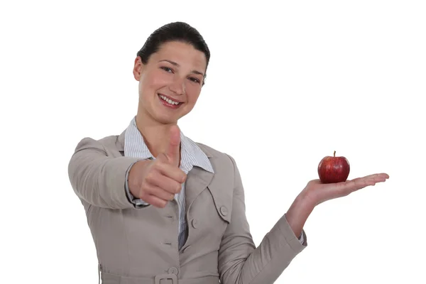 Krásná žena hospodářství červené jablko — Stock fotografie