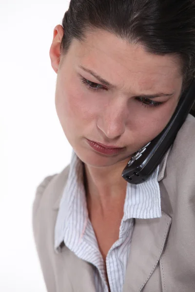 Бізнес-леді концентрується під час дзвінка — стокове фото