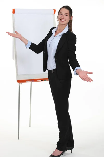 Zakenvrouw maken van een presentatie — Stockfoto