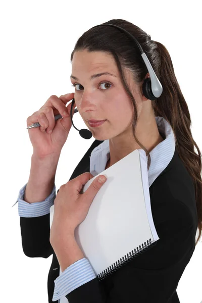 Call center medarbetare innehar ett anteckningsblock — Stockfoto