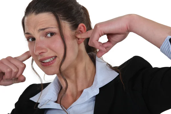 Mujer tapándose los oídos — Foto de Stock