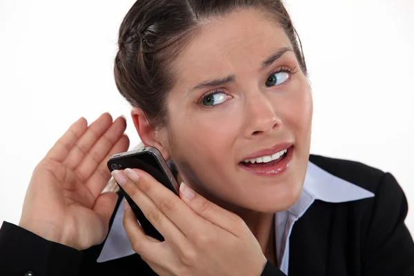 Junge Geschäftsfrau strapaziert mit Handy die Ohren — Stockfoto