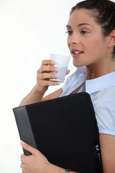 Affärskvinna högintressant kaffe på språng — Stockfoto