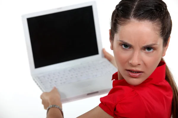 Mujer molesta con una pantalla de ordenador en blanco — Foto de Stock