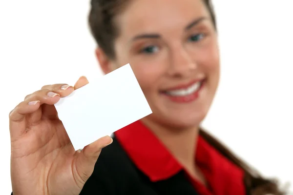 Une femme d'affaires remet sa carte . — Photo