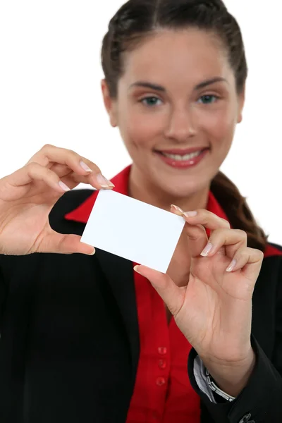 Una mujer de negocios que presenta su tarjeta . — Foto de Stock