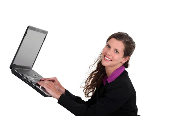 在半空中的笔记本电脑上打字的女人 — 图库照片