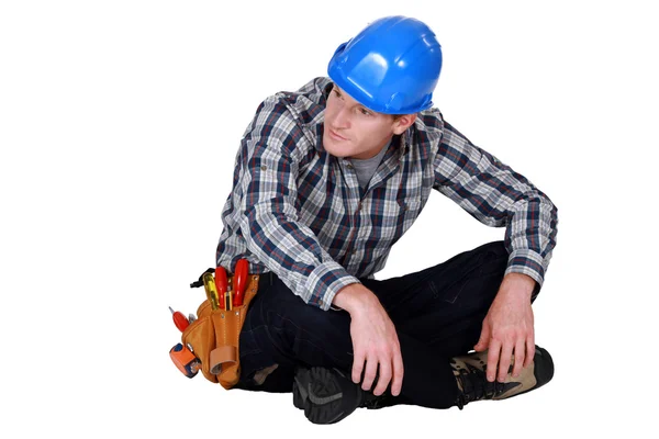Trabajador de la construcción sentado con las piernas cruzadas —  Fotos de Stock