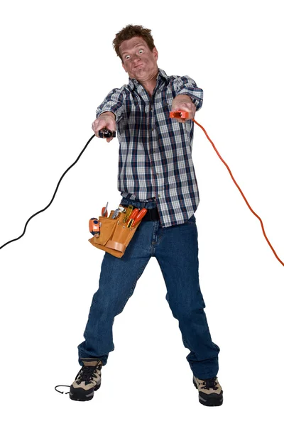 Людина тримає електричні затискачі — стокове фото