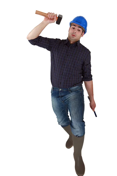 Construtor levantando martelo sobre a cabeça — Fotografia de Stock