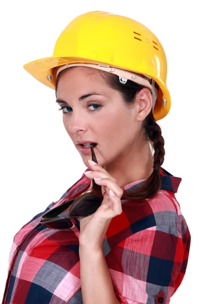 Een verleidelijke vrouwelijke bouwvakker met zonnebril. — Stockfoto