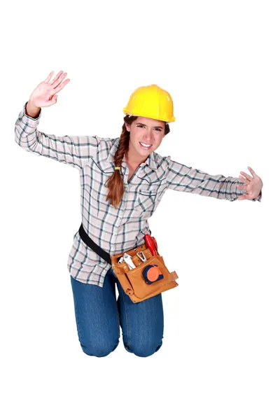 Женщина-строитель, притворяющаяся застрявшей — стоковое фото