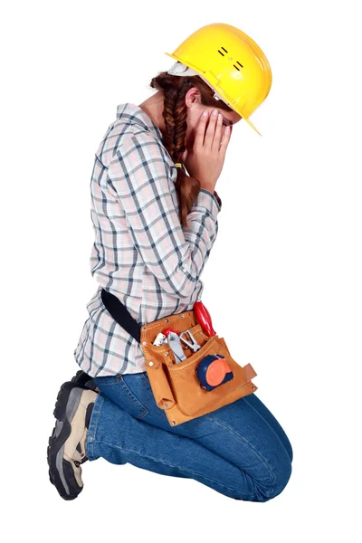 Junge Arbeiterin hält ihren Kopf — Stockfoto