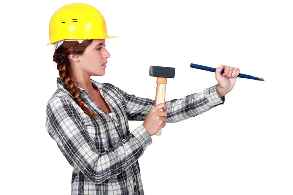 Craftswoman holding a wedge and a hammer — Stock Photo, Image